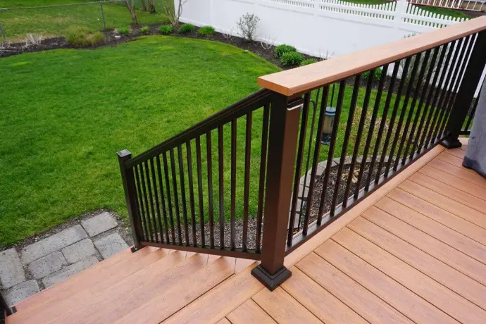 Powder-coated aluminum railing with a hardwood drink rail on a low-maintenance composite deck. Clean lines, code-compliant stairs, and durable finishes—ideal for outdoor living upgrades in El Dorado Hills and Placerville by Apex Exteriors.